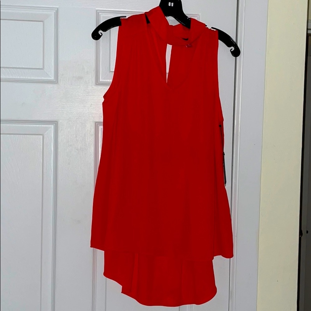 Sleeveless red high low blouse with a choker